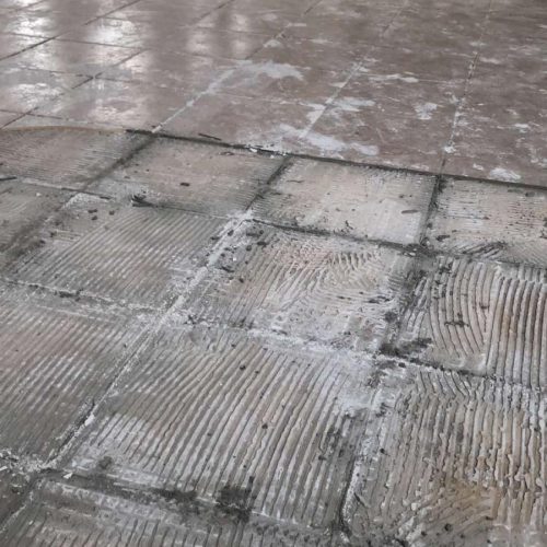 Het verwijderen van een houten vloer